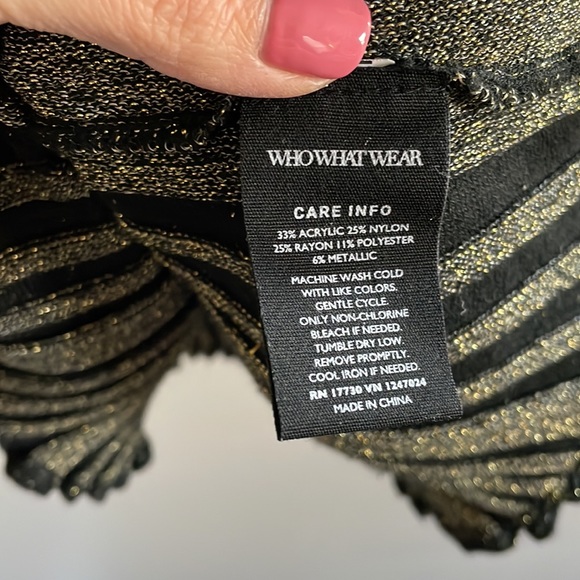 WHO WHAT WEAR shimmer top golden details - Picture 4 of 4